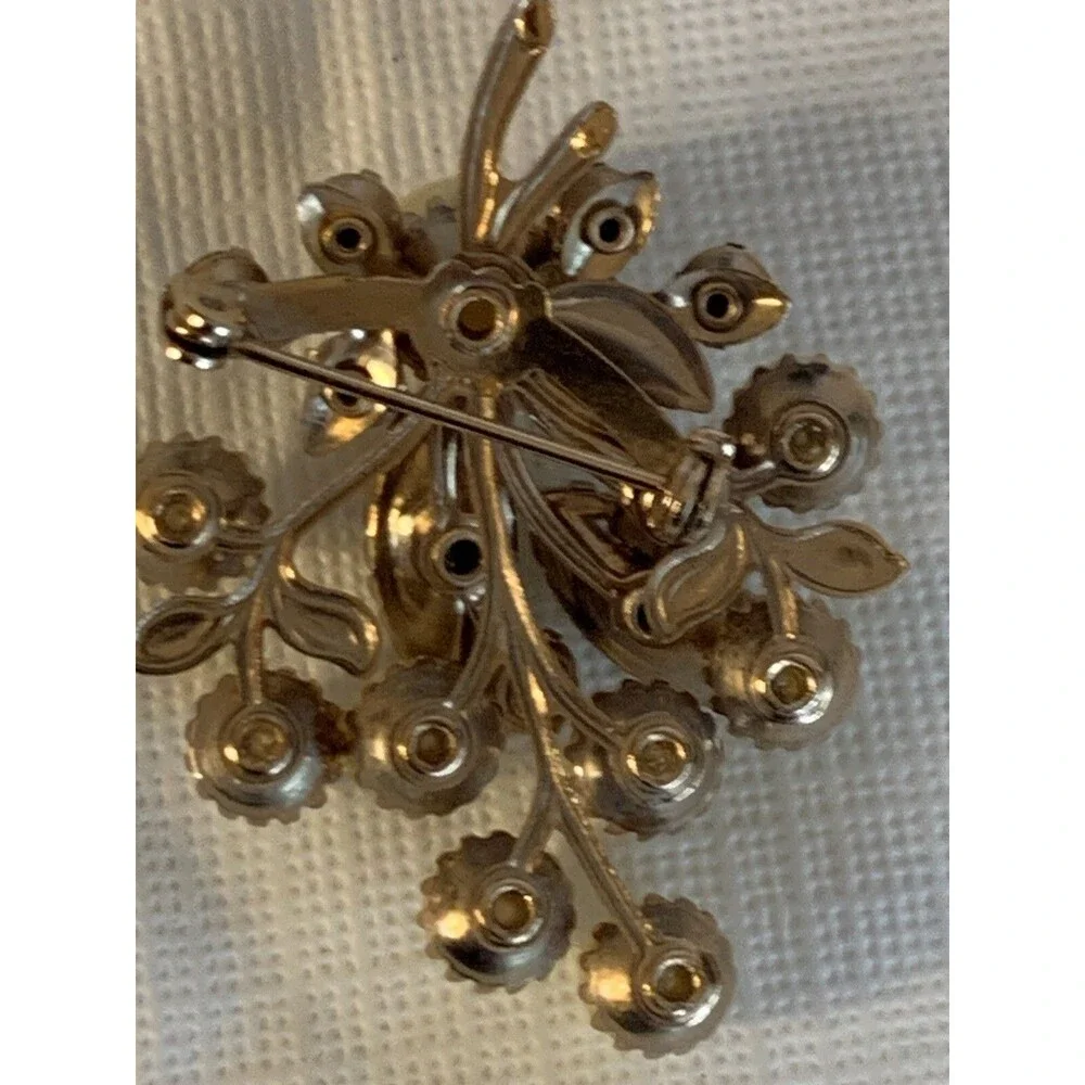 Vintage Brooch Unbranded Pearl Look Gold Toned Flower with Stem Pin irridescent